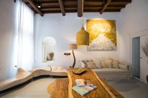 a living room with a couch and a table at Villa Loom Mykonos Town in Mýkonos City