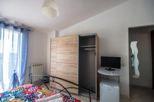 TV a/nebo společenská místnost v ubytování New Naxos Village + 25 fotografií