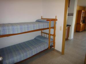Ce dortoir comprend 2 lits superposés et un escalier. dans l'établissement Bertur Habitat, à Alcossebre