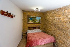 Tempat tidur dalam kamar di Casa Rural La Vinyeta