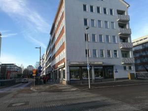 a building on the side of a city street at StarHomes Hallituskatu 23 in Oulu