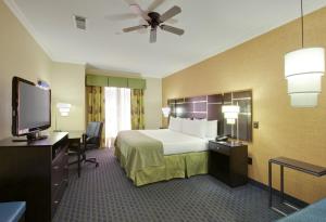 TV a/nebo společenská místnost v ubytování Holiday Inn Houston East-Channelview, an IHG Hotel