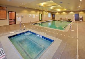 una gran piscina en una habitación de hotel en Holiday Inn Houston East-Channelview, an IHG Hotel, en Channelview