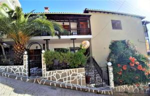 a house with plants on the side of it at Zefyros Studios in Neos Marmaras
