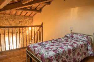 sypialnia z łóżkiem z narzutą kwiatową w obiekcie Cubanito Bailon w mieście Ascoli Piceno
