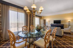 Posezení v ubytování Omni Houston Hotel