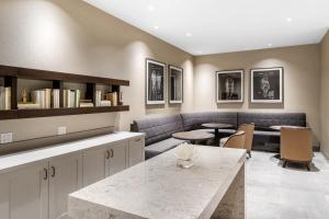 Posezení v ubytování Omni Houston Hotel