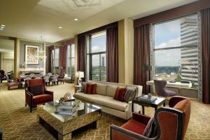 Posezení v ubytování Omni Houston Hotel