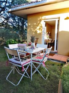 una mesa y sillas en el patio de una casa en La casa del Duero, en Tordesillas