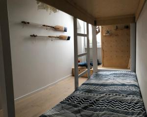 a room with a bed and a wall with baseball bats at Poranna Bryza in Mechelinki