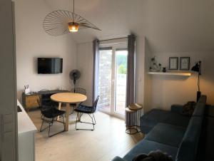 uma sala de estar com um sofá e uma mesa em Poranna Bryza em Mechelinki