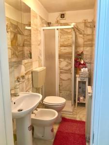 ラ・スペツィアにあるAppartamento Il Soleのバスルーム(トイレ、洗面台、シャワー付)