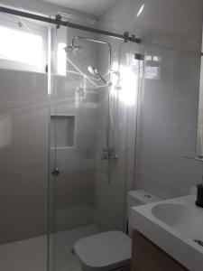 uma casa de banho com um chuveiro, um WC e um lavatório. em Casas S Cristovao em Évora