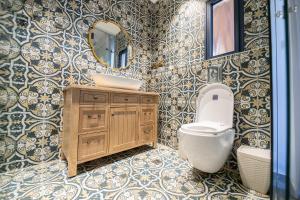 ein Badezimmer mit einem WC, einem Waschbecken und einem Spiegel in der Unterkunft צימר בוטיק אדלה Zimmer boutique adela in Arad