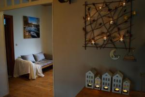 L'Ancienne Poste في Marloie: غرفة معيشة مع ثريا وغرفة مع أريكة