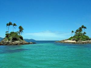 twee eilanden in de oceaan met palmbomen erop bij Acrópolis Marina Hotel in Angra dos Reis