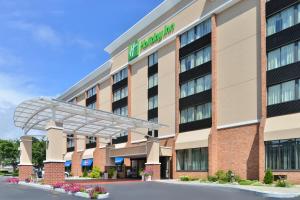 ニューロンドンにあるHoliday Inn New London by IHGのホテルの正面のレンダリング