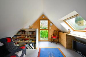 Habitación en el ático con estante de libros y TV en Maison d'hôte, 700m de la mer, sauna en Moëlan-sur-Mer