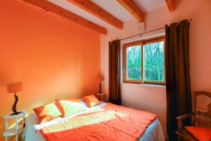 1 dormitorio con cama y ventana en Maison d'hôte, 700m de la mer, sauna en Moëlan-sur-Mer