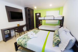 Postel nebo postele na pokoji v ubytování Hotel Marina Suites By GEH Suites + 37 fotografií