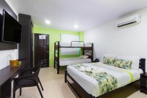 Postel nebo postele na pokoji v ubytování Hotel Marina Suites By GEH Suites