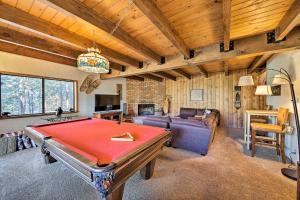 Posezení v ubytování Spacious Lake Arrowhead Home with 2 Decks and Views