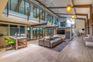 una oficina con escalera, sofá y escritorio en Holiday Inn Cape Cod - Hyannis by IHG, en Hyannis