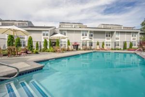 Holiday Inn Cape Cod - Hyannis, an IHG Hotel في هيانيس: مسبح كبير امام مبنى