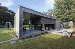a modern house with a large concrete structure at Villa Astrolabio Refugio in Boa Vista