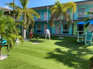 un grupo de personas jugando con una pelota en un patio en Tropical Inn & Suites, downtown clearwater, en Clearwater