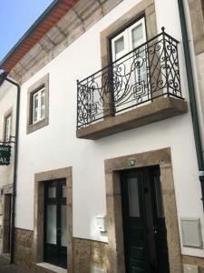 budynek z balkonem i drzwiami w obiekcie Casinhas Da Vila w mieście Monção
