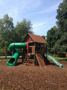 un parque infantil con tobogán y estructura de juegos en Newpark Hotel, en Kilkenny