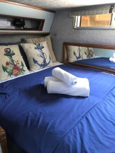 Tempat tidur dalam kamar di Boat to sleep in Barcelona