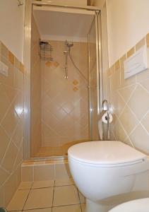 A bathroom at Murphy Holiday Home - Mongiardino 01