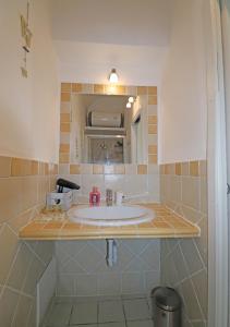 A bathroom at Murphy Holiday Home - Mongiardino 01