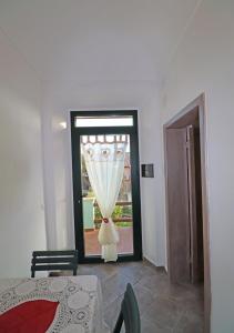A bed or beds in a room at Murphy Holiday Home - Mongiardino 01