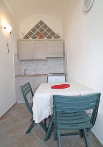 A kitchen or kitchenette at Murphy Holiday Home - Mongiardino 01