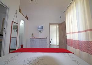 A bed or beds in a room at Murphy Holiday Home - Mongiardino 01
