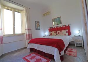 A bed or beds in a room at Murphy Holiday Home - Mongiardino 01