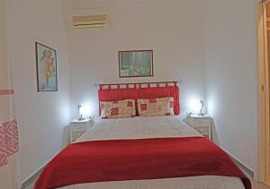 A bed or beds in a room at Murphy Holiday Home - Mongiardino 01