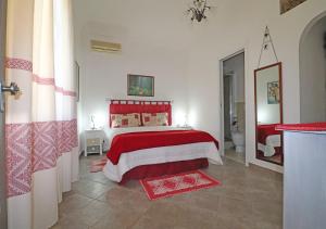 A bed or beds in a room at Murphy Holiday Home - Mongiardino 01