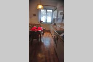 EhrenfriedersdorfにあるFerienwohnung Ehrenfriedersdorfのテーブルと椅子のあるキッチンとダイニングルーム +4枚の写真