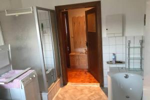 EhrenfriedersdorfにあるFerienwohnung Ehrenfriedersdorfのトイレ、洗面台、浴槽を備えたバスルーム
