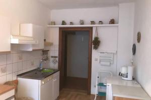 EhrenfriedersdorfにあるFerienwohnung Ehrenfriedersdorfのキッチン(シンク付)、