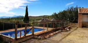 Bazén v ubytovaní Casa Rural La Higuera Chica alebo v jeho blízkosti