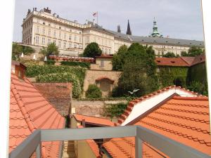 widok na budynek z pomarańczowymi dachami w obiekcie The Golden Wheel Hotel w Pradze