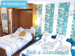 a bedroom with two beds and a sign that reads beds variables at Studio Royal by Beds4Wanderlust - Place du marché avec parking privé in Fontainebleau