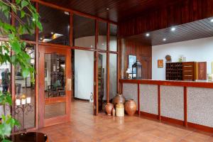 um quarto com portas de vidro e vasos no cho em Hotel Pantanha Nature & Fitness nas Caldas da Felgueira mais 37 fotografias