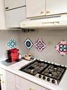 A kitchen or kitchenette at Sweet Home Panisperna Még 10 kép
