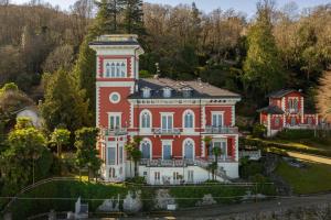 Foto dalla galleria di Villa Niobe - Exclusive Lakefront Apartment With Private Beach a Stresa